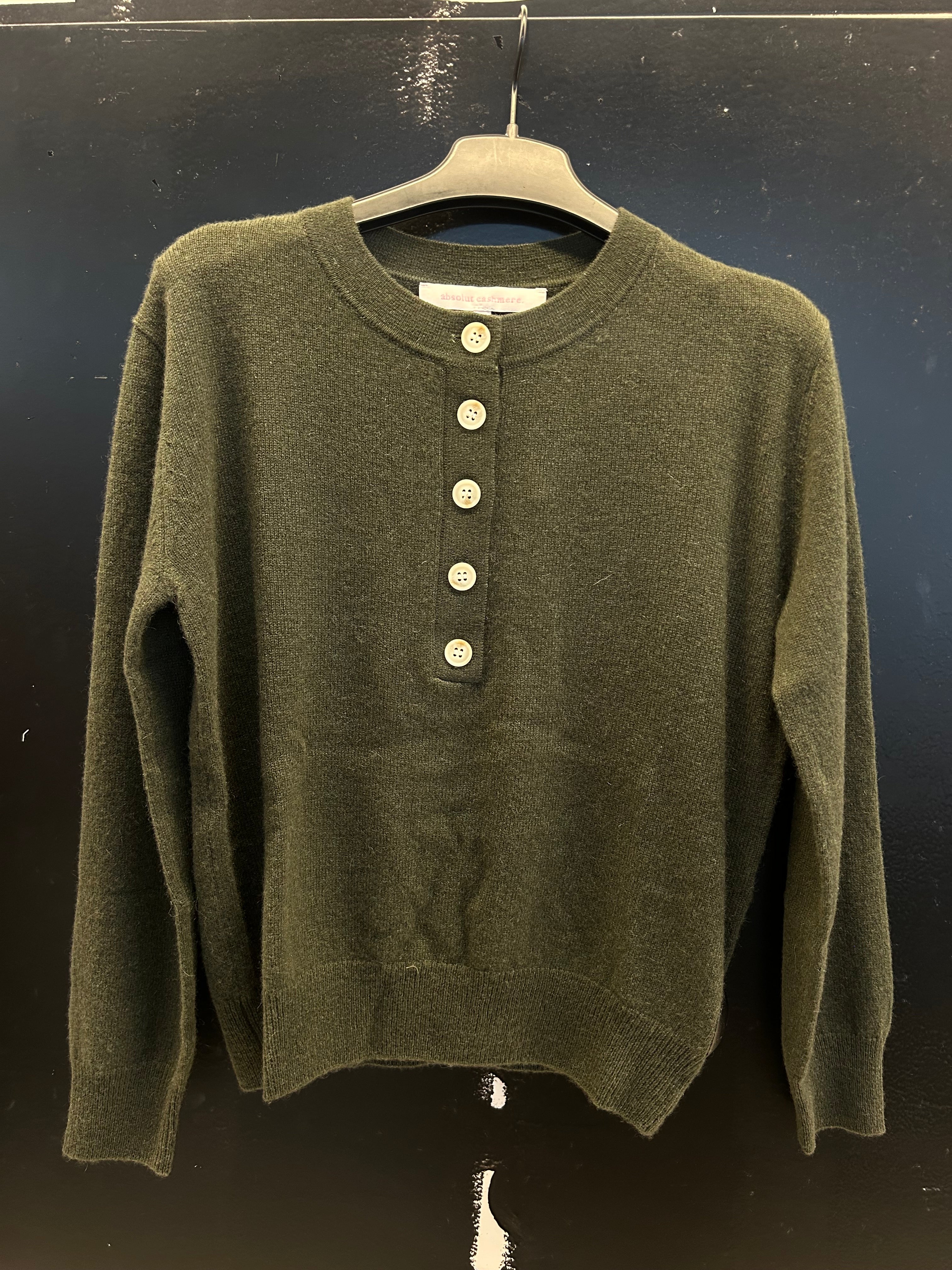 Khaki truitje met knoop detail