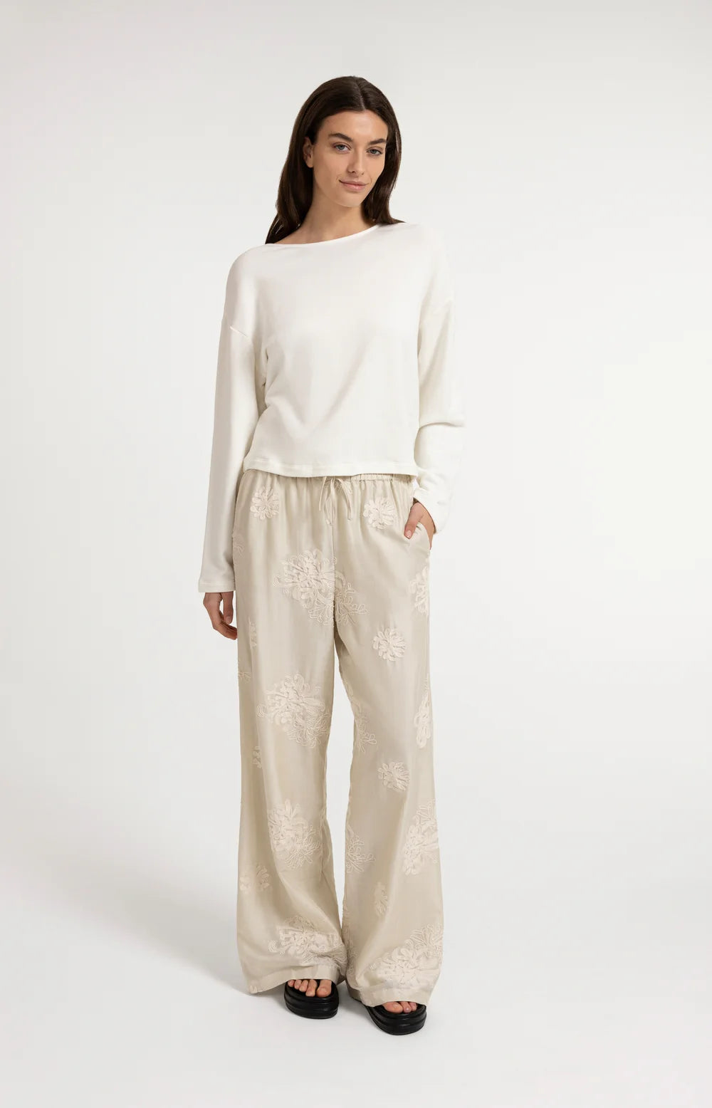 SWEATER MET V HALS EN GEDRAAID DETAIL OP DE RUG