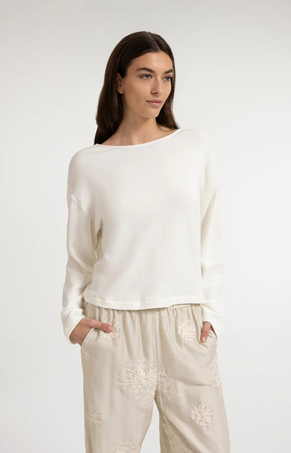 SWEATER MET V HALS EN GEDRAAID DETAIL OP DE RUG