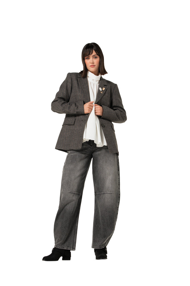 City chic blazer met pins