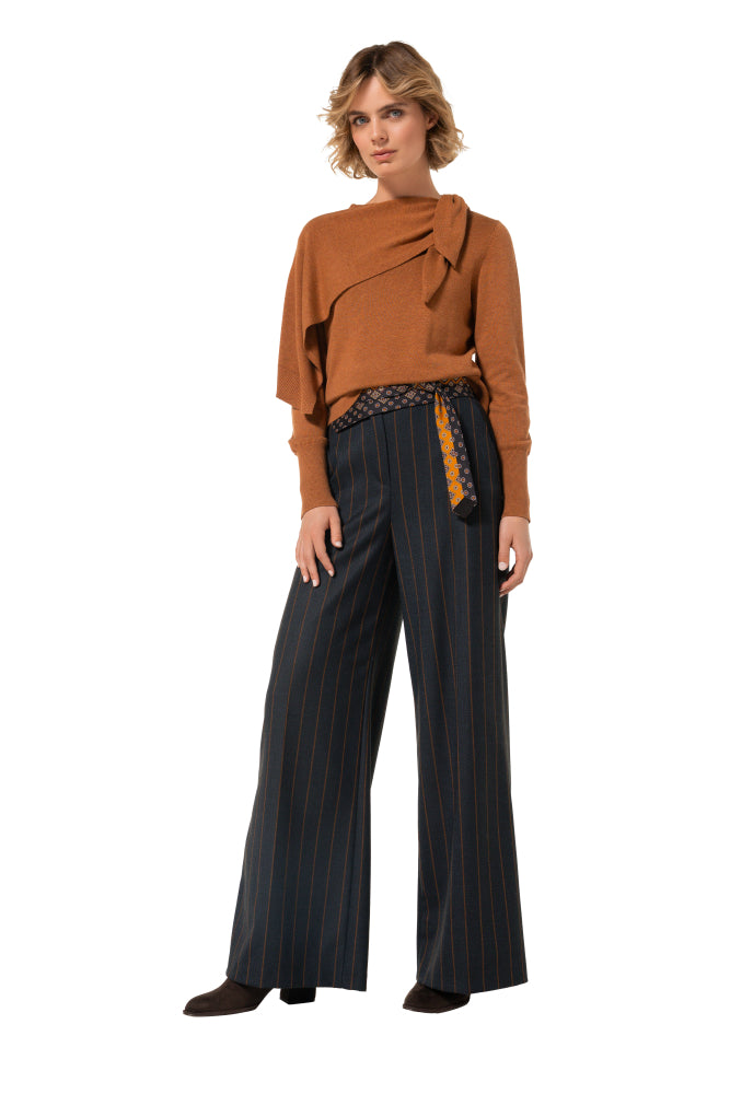 Elegante pull met strik- en schouderdetail