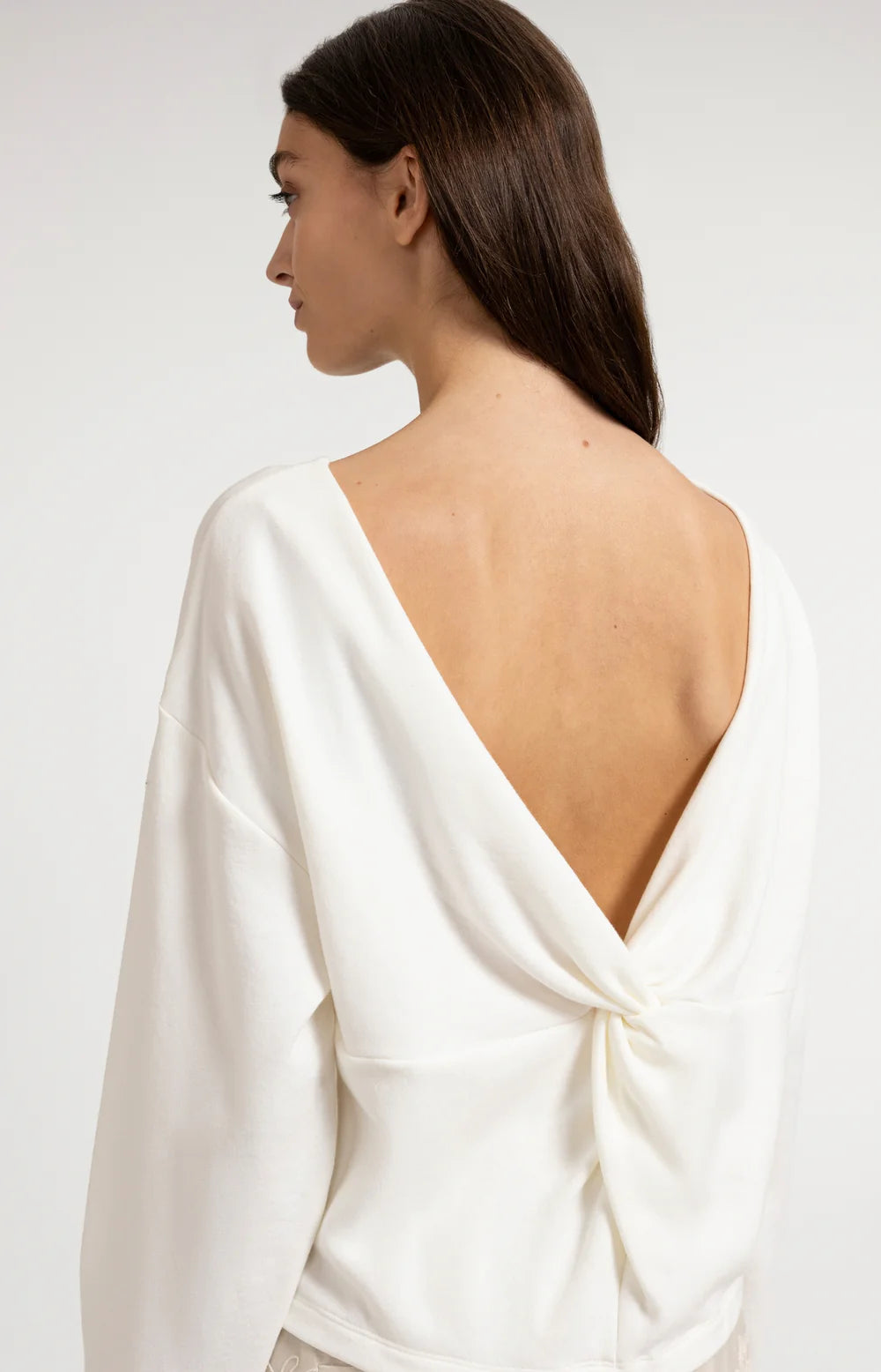 SWEATER MET V HALS EN GEDRAAID DETAIL OP DE RUG
