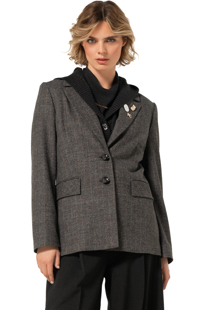 City chic blazer met pins