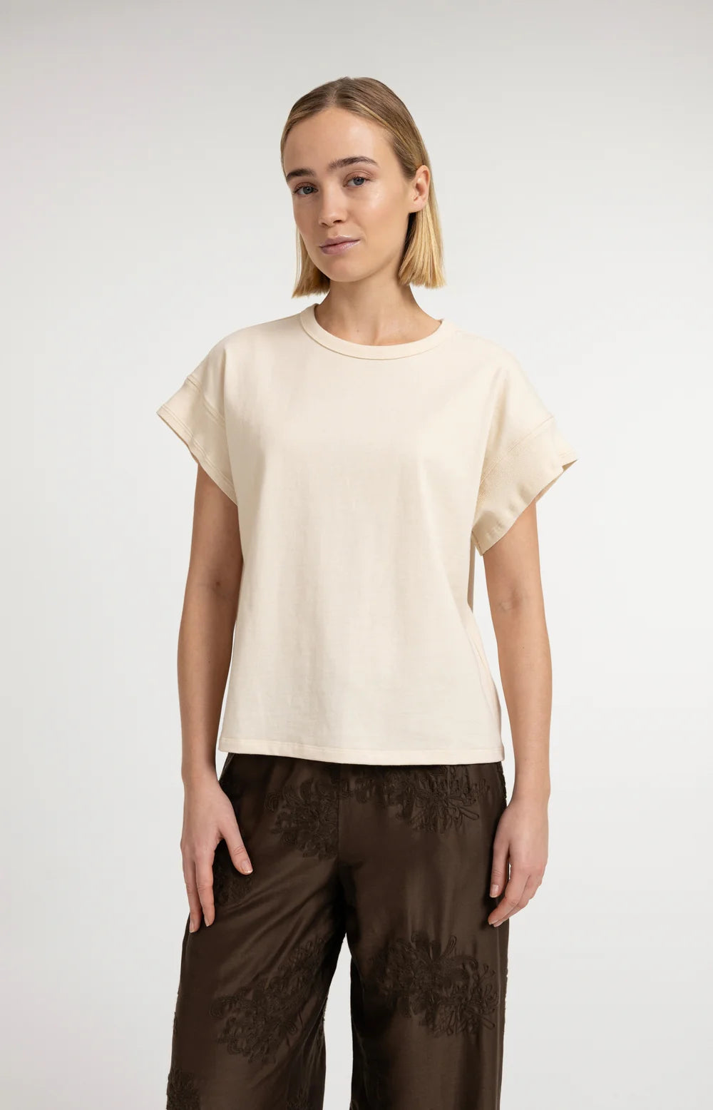 TOP MET DECORATIEVE MOUWEN